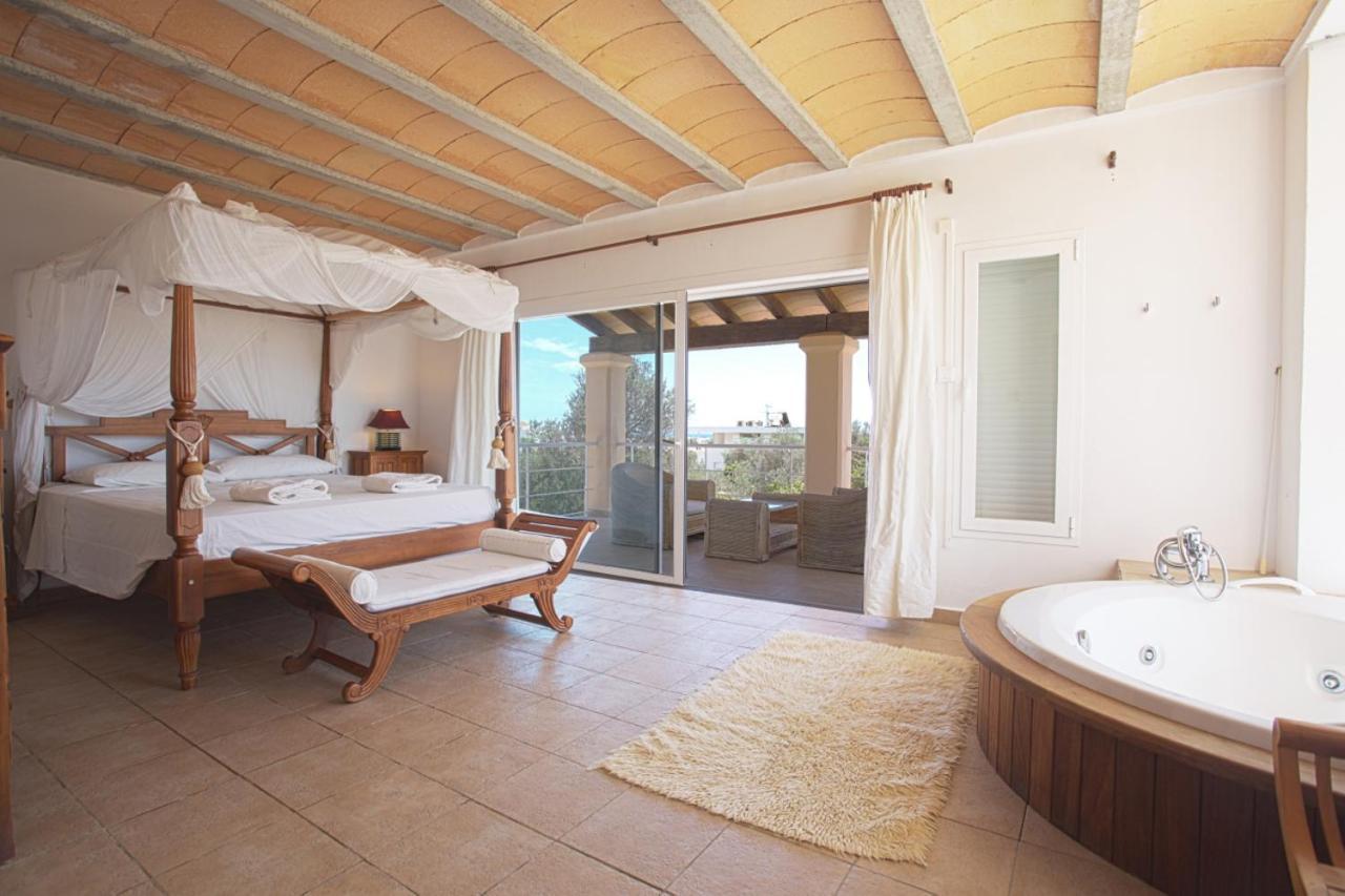 Villa Tom Is Near To Playa Den Bossa Sant Jordi de ses Salines Kültér fotó